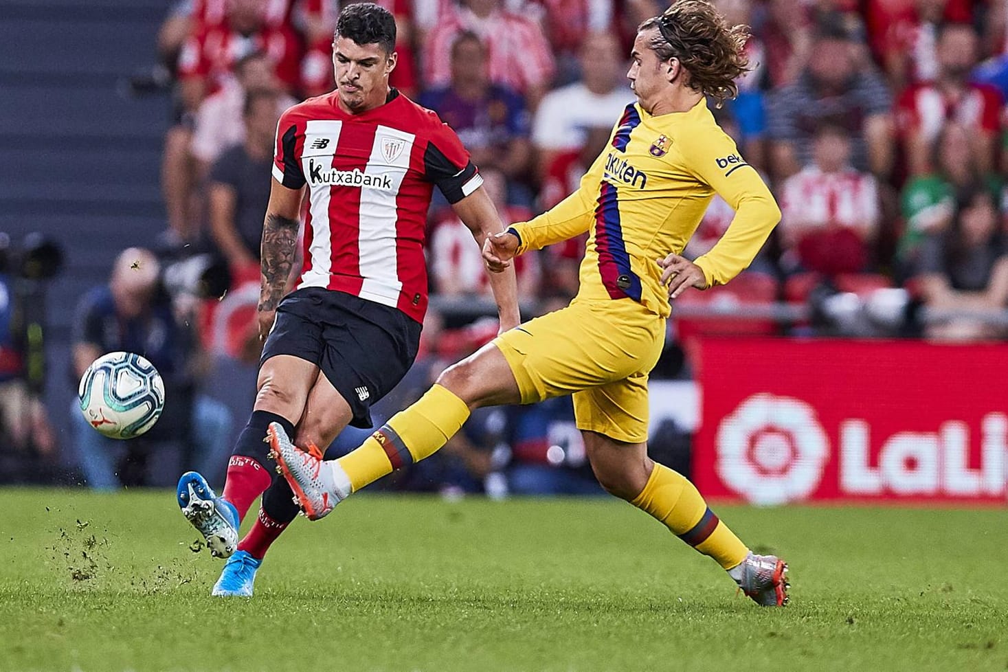 Bilbaos Ander Capa (l.) ist vor Barcelonas Antoine Griezmann am Ball.