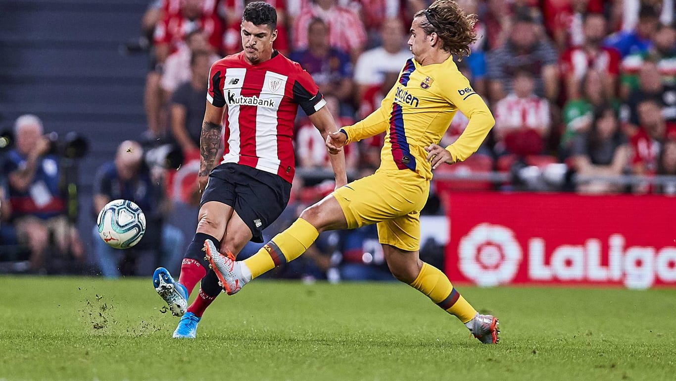 Bilbaos Ander Capa (l.) ist vor Barcelonas Antoine Griezmann am Ball.