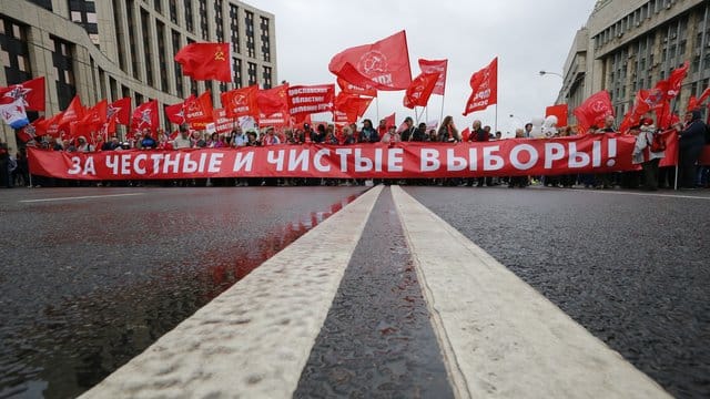 Lediglich die Kommunistische Partei ist in Moskau auf die Straße gegangen. Lediglich die Kommunistische Partei ist in Moskau auf die Straße gegangen.