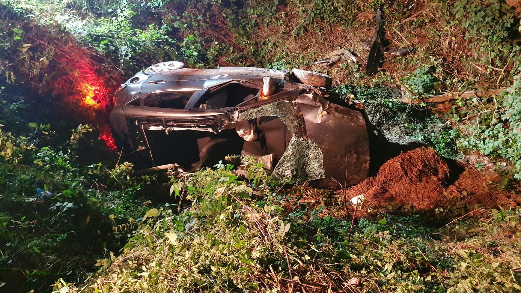 Foto der Unfallstelle bei Seibersbach: Der Fahrer musste aus dem Wrack geschnitten und mit dem Hubschrauber in eine Klinik gebracht werden.