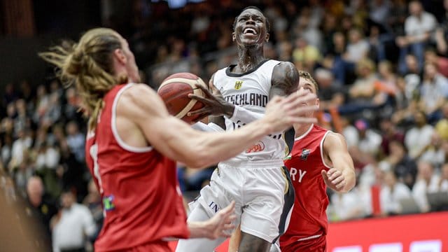 NBA-Star Dennis Schröder (M.