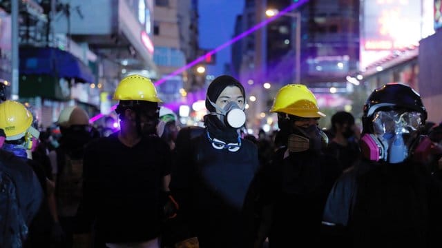 Prodemokratische Demonstranten während eines Protestmarschs in Hongkong. Prodemokratische Demonstranten während eines Protestmarschs in Hongkong.