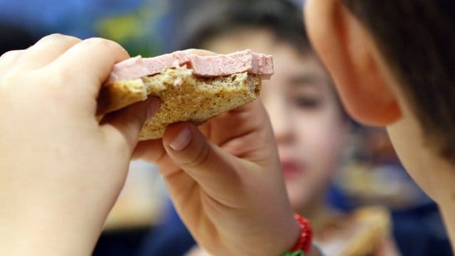 Kinder frühstücken in einer Grundschule.