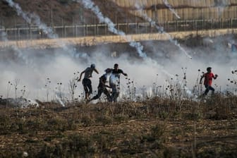An Freitag hatte es in Gaza bereits Zusammenstöße zwischen palästinensischen Demonstranten und israelischen Streitkräften gegeben.