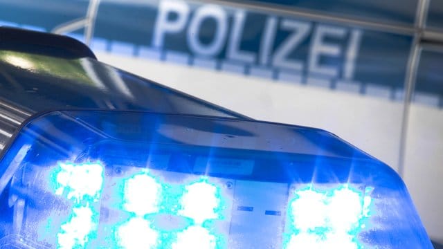 Ein Blaulicht auf dem Dach eines Polizeiwagens.