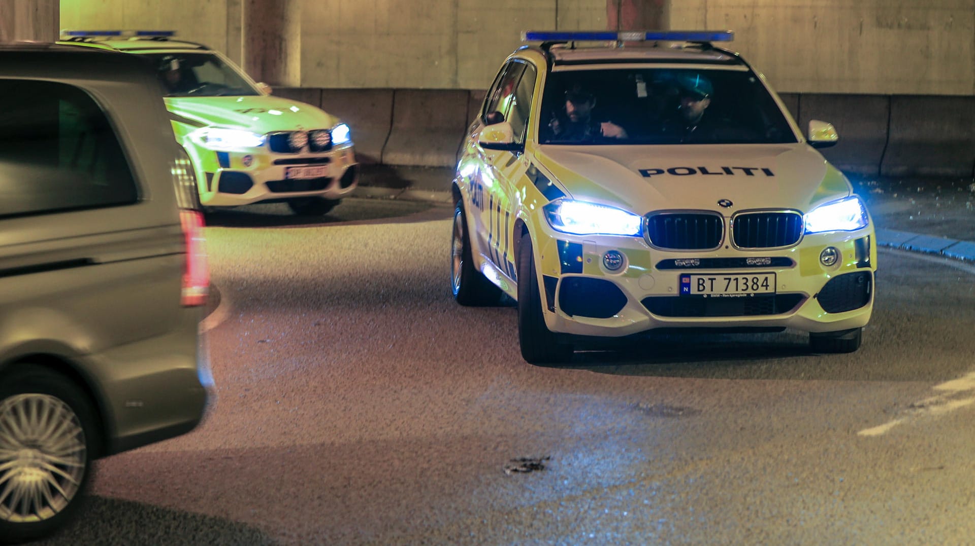 Polizeiwagen begleiten das Fahrzeug, das den Terrorverdächtigen zum Gericht bringt: Der 21-Jährige hatte mehrere Schüsse in einer Moschee abgegeben. (Archivbild)