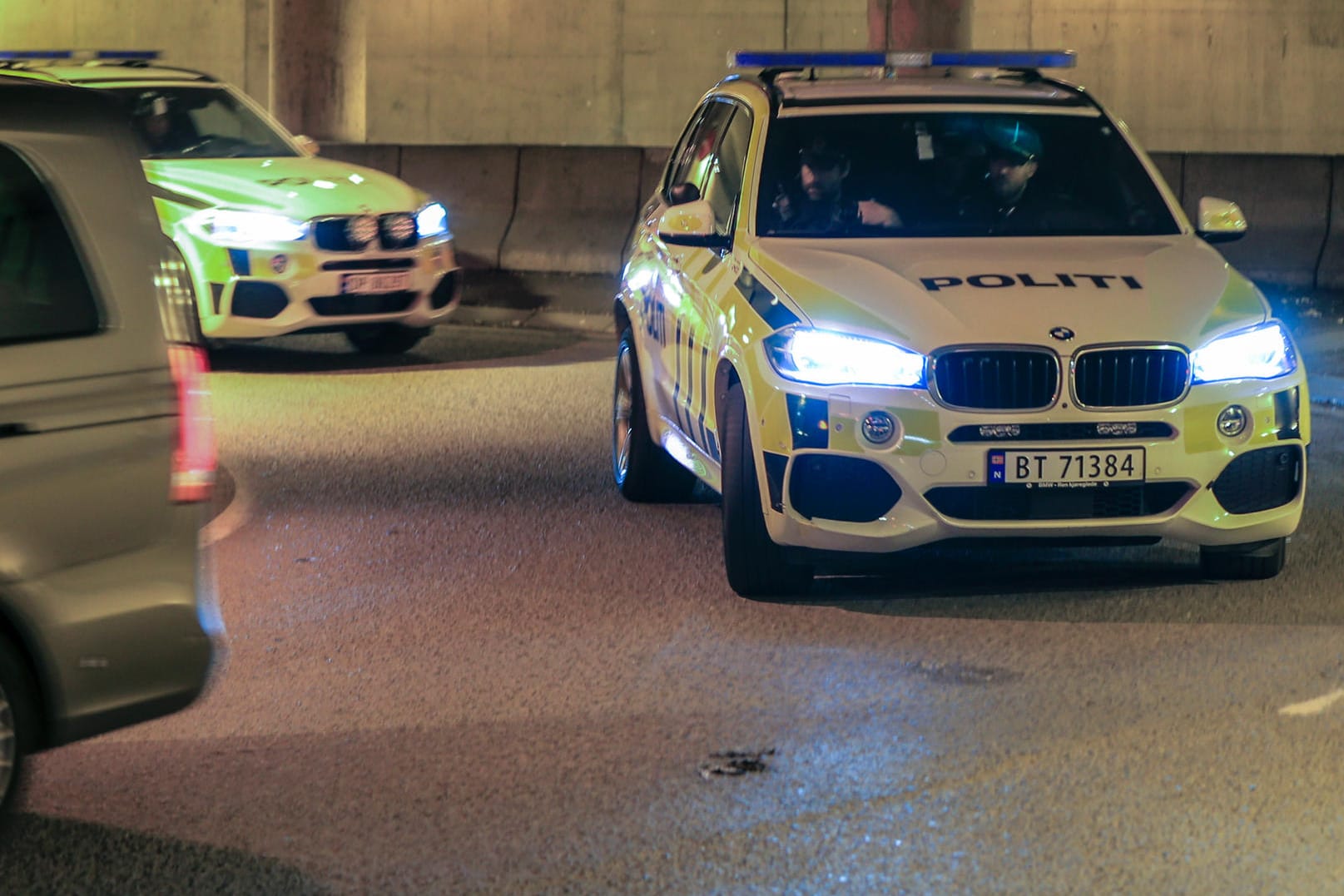 Polizeiwagen begleiten das Fahrzeug, das den Terrorverdächtigen zum Gericht bringt: Der 21-Jährige hatte mehrere Schüsse in einer Moschee abgegeben. (Archivbild)