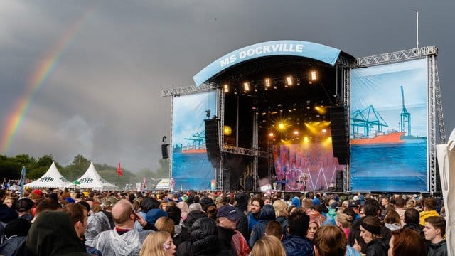 Die Besucher haben sich vor der Hauptbühne des Dockville-Festivals versammelt. Die Besucher haben sich vor der Hauptbühne des Dockville-Festivals versammelt.