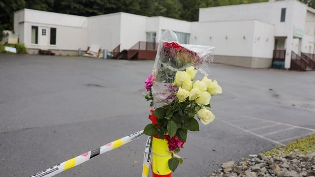 Ein Blumenstrauß erinnert an den versuchten Terroranschlag in der Al-Noor-Moschee bei Oslo.