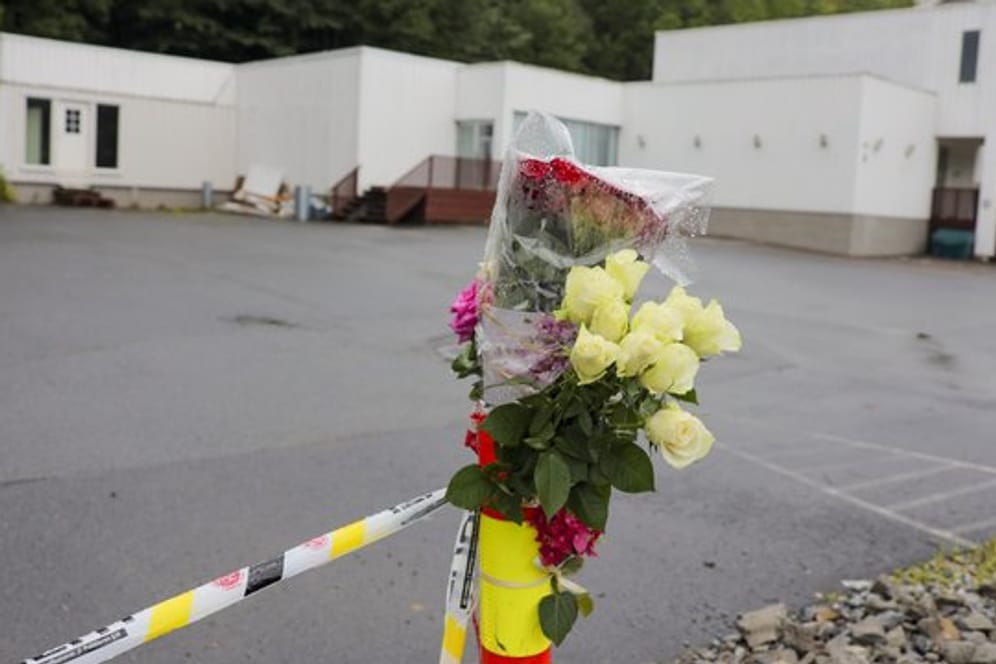 Ein Blumenstrauß erinnert an den versuchten Terroranschlag in der Al-Noor-Moschee bei Oslo.