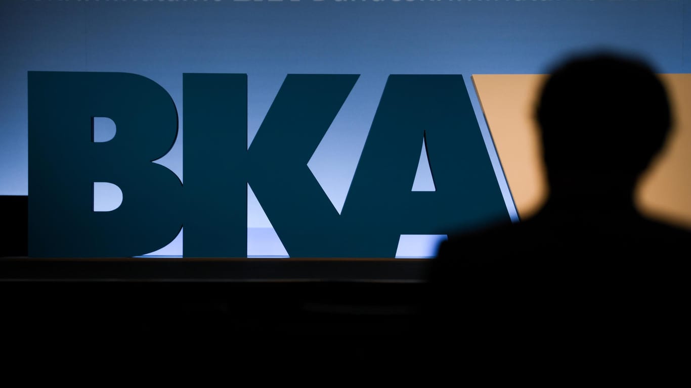 Eine Silhouette vor dem BKA-Logo: Das BKA argumentiert, dass eine Veröffentlichung der Listen zu großer Verunsicherung führen könnte. (Symbolbild)