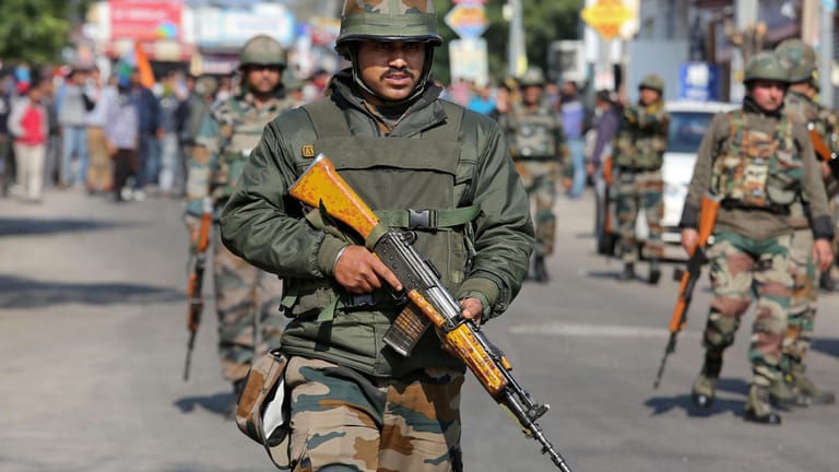 Ein indischer Soldat im Februar 2019 in Kaschmir (Archivbild): Erneut gibt es dort schwere Gefechte.