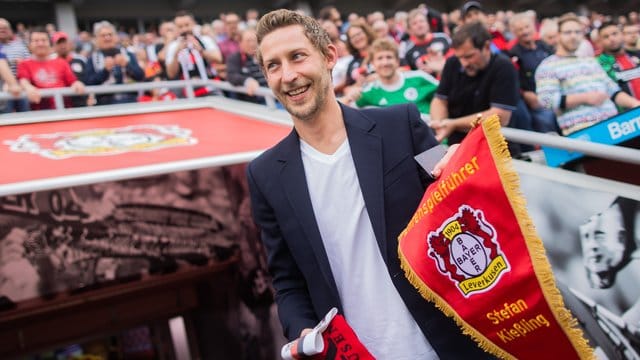 Leverkusens Stefan Kießling wurde vor dem Spiel zum Ehrenspielführer ernannt.