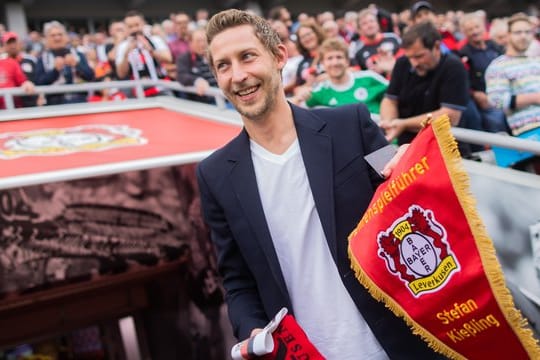 Leverkusens Stefan Kießling wurde vor dem Spiel zum Ehrenspielführer ernannt.