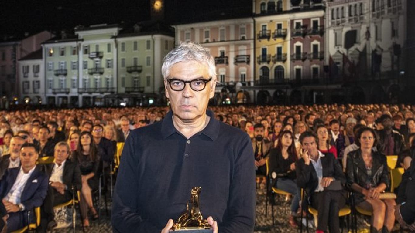 Pedro Costa auf der Piazza Grande: Für seinen Slum-Film "Vitalina Varela" hat der portugiesische Regisseur den Goldenen Leoparden gewonnnen.