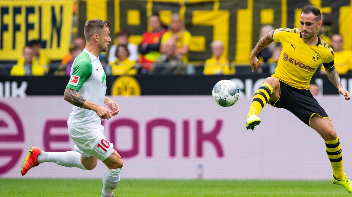 Paco Alcacer (re.) bringt Borussia Dortmund gegen Augsburg zurück ins Spiel.
