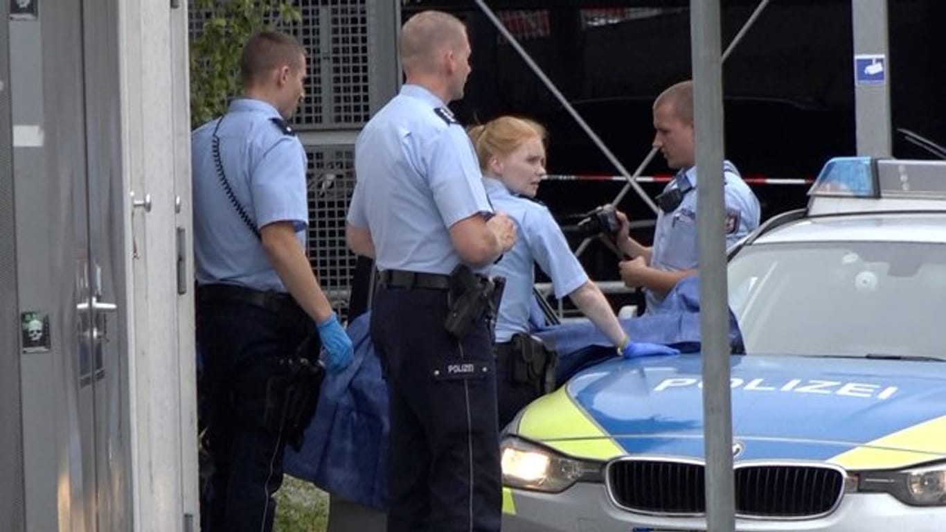 Polizisten sichern am Stadtbahnhof vin Iserlohn Beweise.