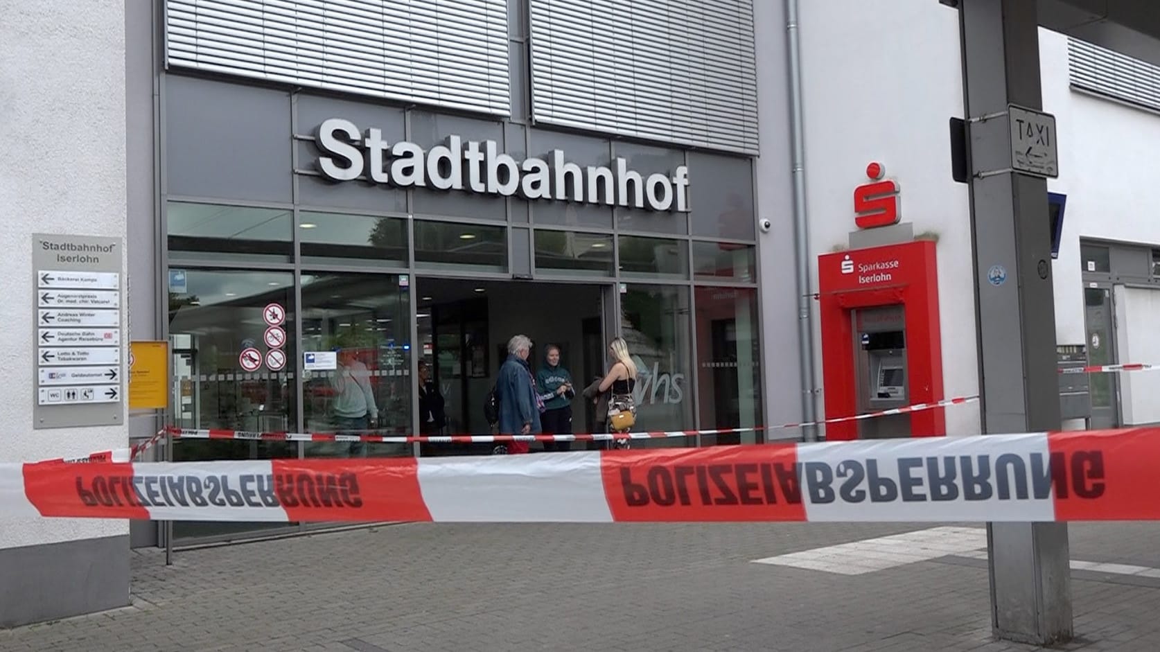 Mit Polizeiband ist der Zugang zum Stadtbahnhof Iserlohn gesperrt: Die Tat ereignete sich vor den Augen anderer Menschen am Bahnhof.