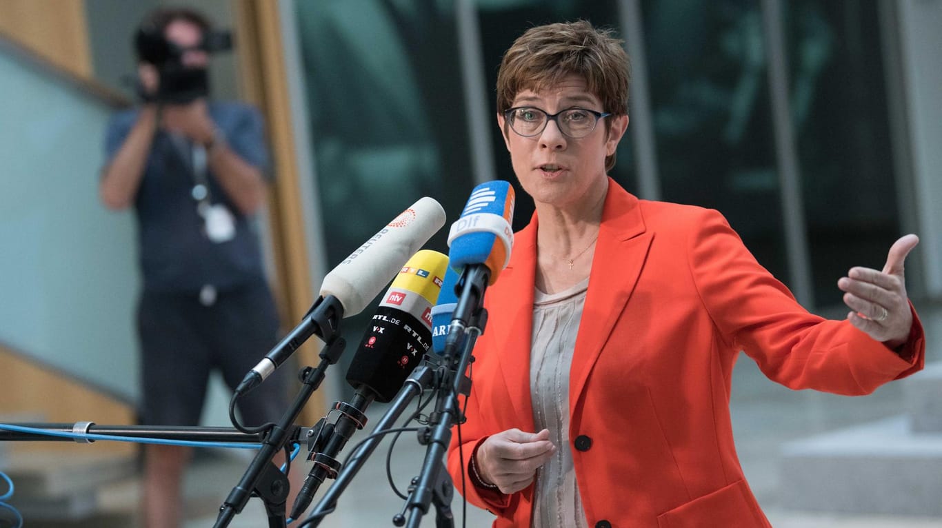 Annegret Kramp-Karrenbauer: Die Parteichefin stellte klar, dass sie keinen Parteiausschluss gefordert hätte. (Archivbild)