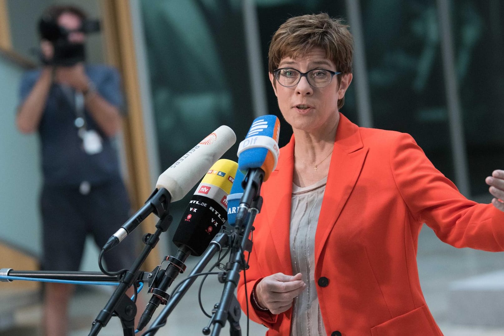 Annegret Kramp-Karrenbauer: Die Parteichefin stellte klar, dass sie keinen Parteiausschluss gefordert hätte. (Archivbild)