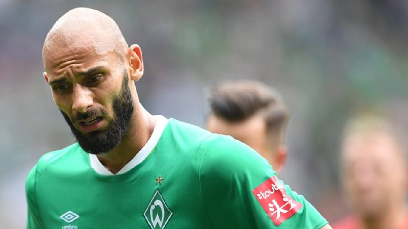 Werders Ömer Toprak klagte nach der Niederlage gegen Fortuna Düsseldorf über Schmerzen am Bauch.