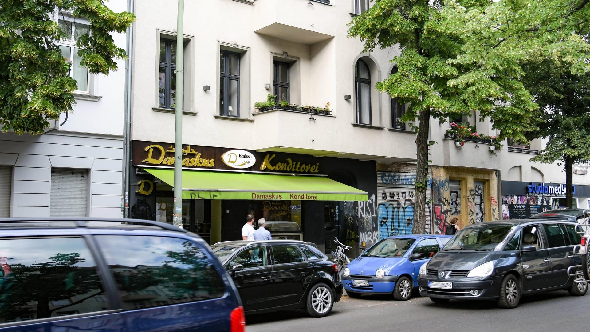 Ein Streit zwischen zwei Großfamilien im Berliner Stadtteil Neukölln (Symbolbild) lockte viele Schaulustige an. Ein Streit zwischen zwei Großfamilien im Berliner Stadtteil Neukölln (Symbolbild) lockte viele Schaulustige an.