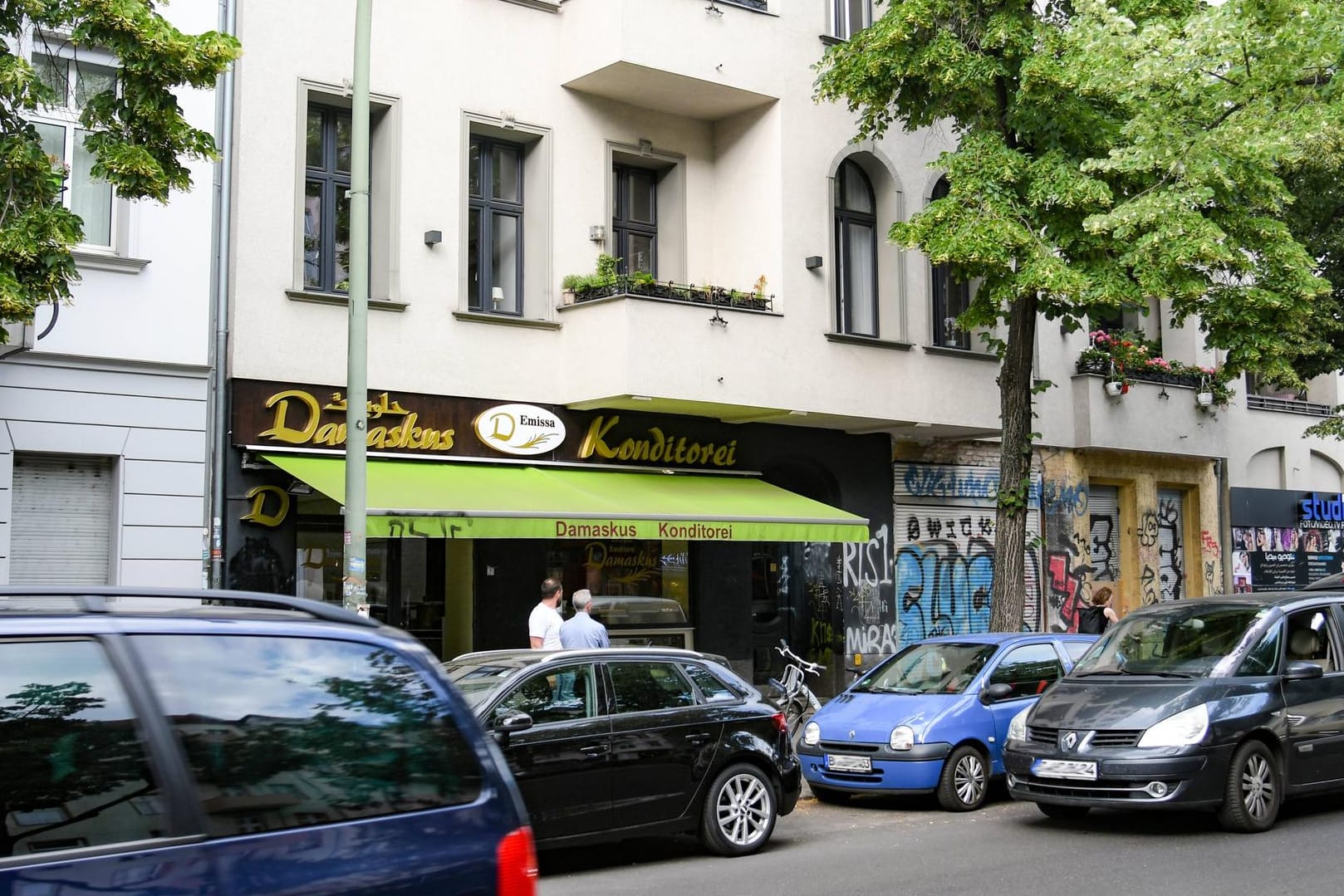 Ein Streit zwischen zwei Großfamilien im Berliner Stadtteil Neukölln (Symbolbild) lockte viele Schaulustige an.