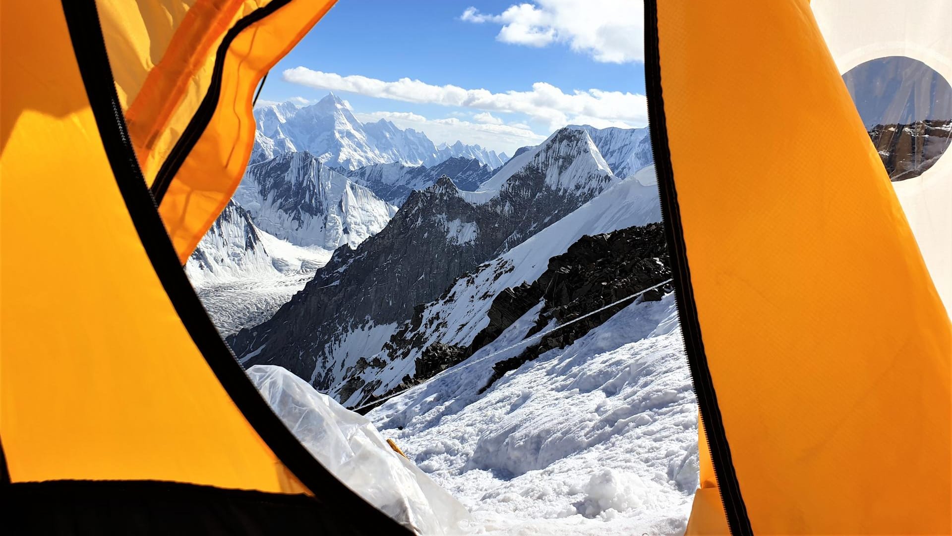 Blick auf das Karakorum aus dem Zelt in einem der Hochlager am K2.