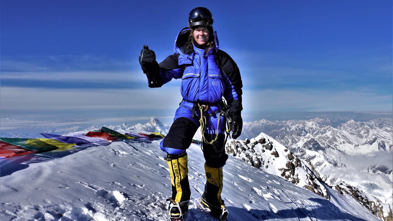 Anja Blacha steht auf dem Gipfel des K2, des zweithöchsten Berges der Welt.
