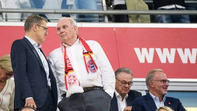 Für Uli Hoeneß (M) ist der Bayern-Kader nun komplett.