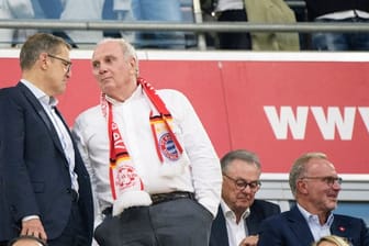 Für Uli Hoeneß (M) ist der Bayern-Kader nun komplett.