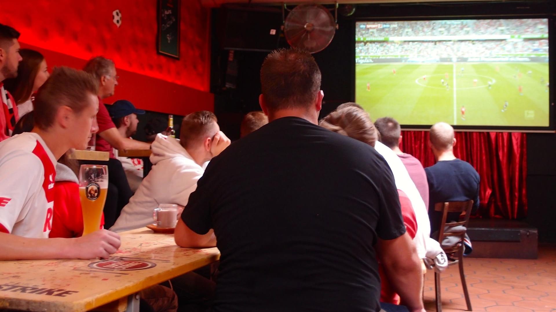 Fans des 1. FC Köln: Für den FC ging der Saisonauftakt in die Hose. Die Fans feiern trotzdem.