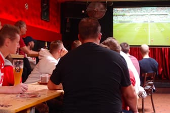 Fans des 1. FC Köln: Für den FC ging der Saisonauftakt in die Hose. Die Fans feiern trotzdem.