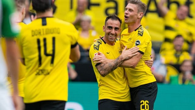 Doppelpacker Paco Alcacer jubelt mit Lukasz Piszczek (r) über seinen Treffer zum 4:1.