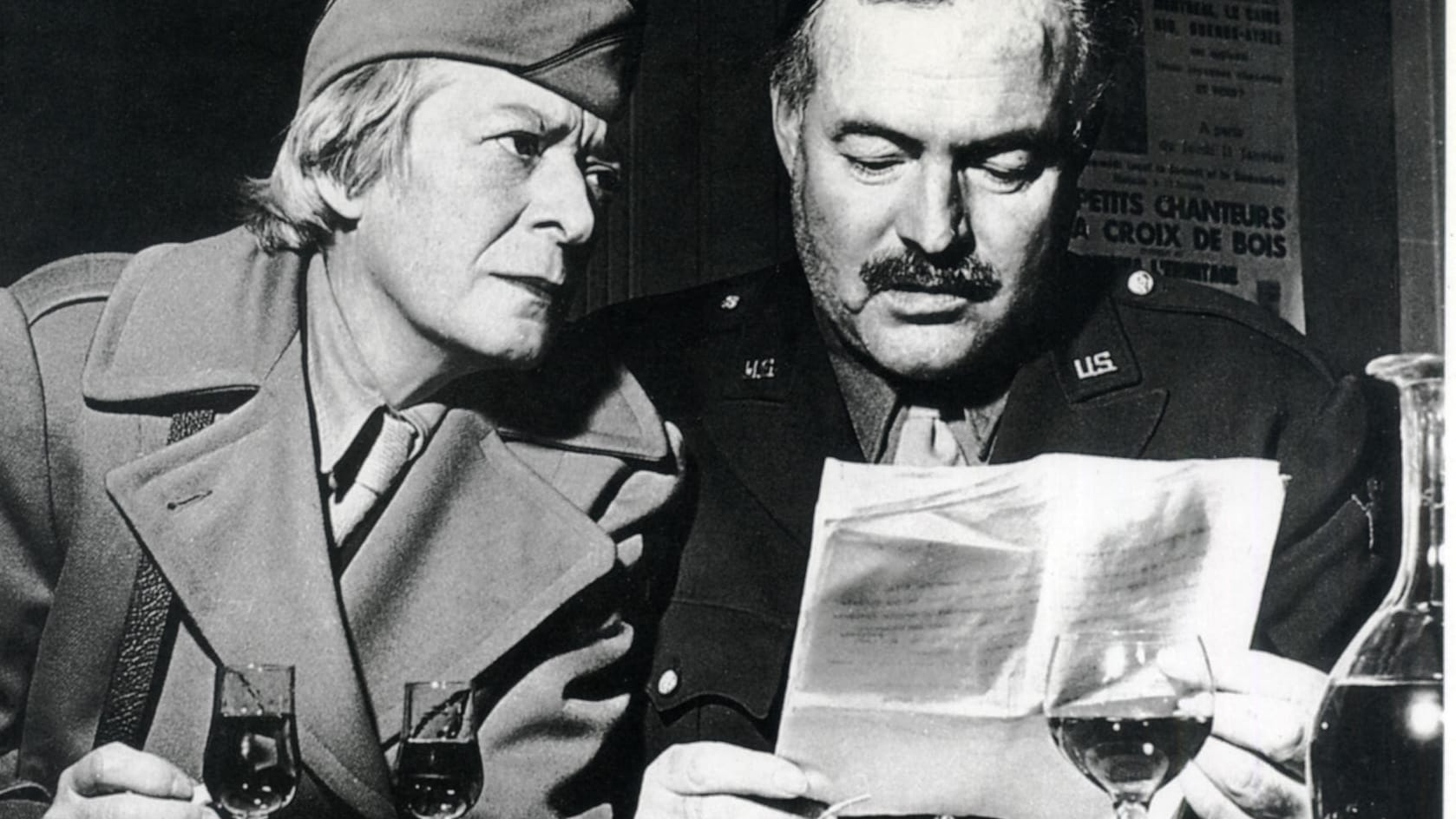 Ernest Hemingway mit der Kriegskorrespondentin Janet Flanner, beide in Uniform, 1944 in Paris: Hemingway wollte dort sein geliebtes Ritz befreien.