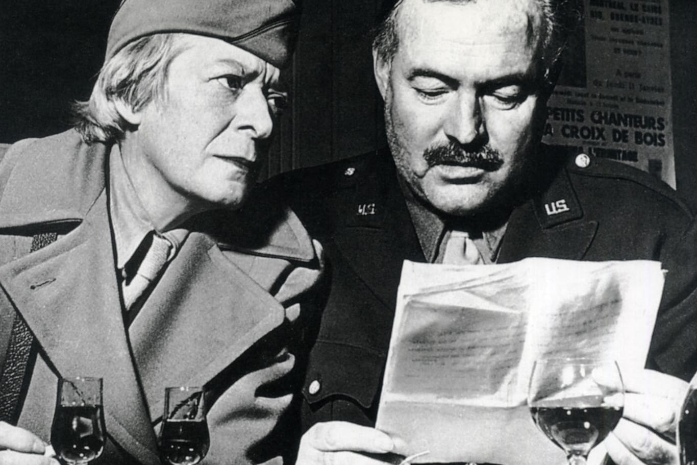 Ernest Hemingway mit der Kriegskorrespondentin Janet Flanner, beide in Uniform, 1944 in Paris: Hemingway wollte dort sein geliebtes Ritz befreien.