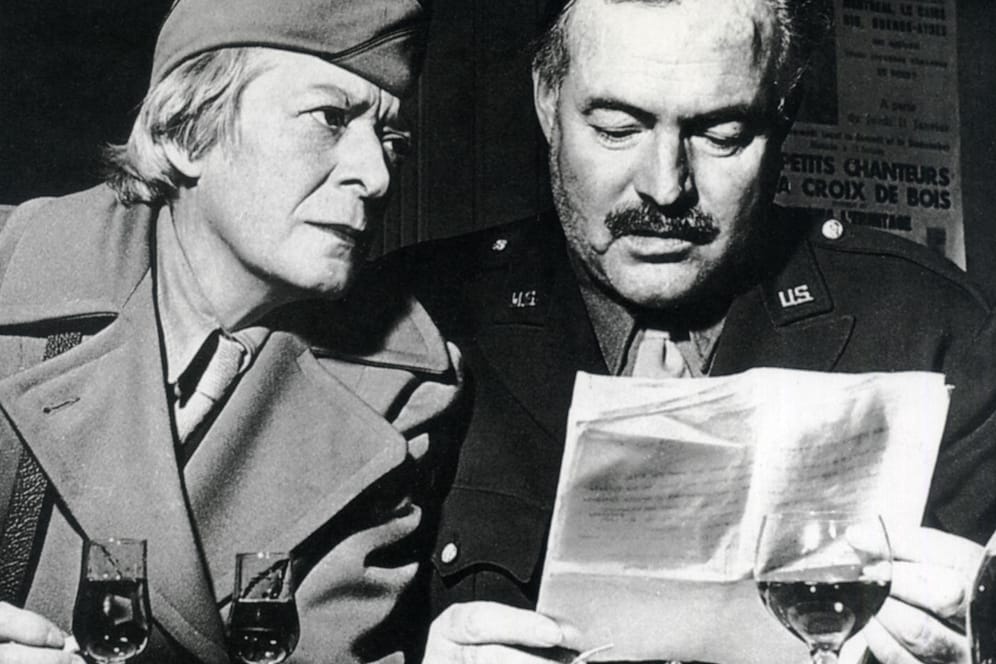 Ernest Hemingway mit der Kriegskorrespondentin Janet Flanner, beide in Uniform, 1944 in Paris: Hemingway wollte dort sein geliebtes Ritz befreien.