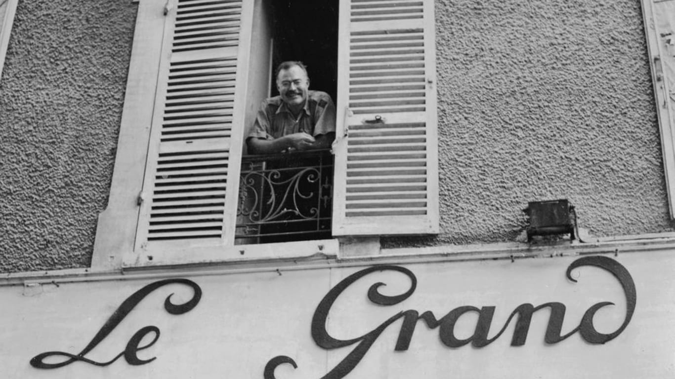Ernest Hemingway im französischen Hotel Le Grand, 1944: Er wurde später für seine Verdienste als Kriegskorrespondent geehrt.