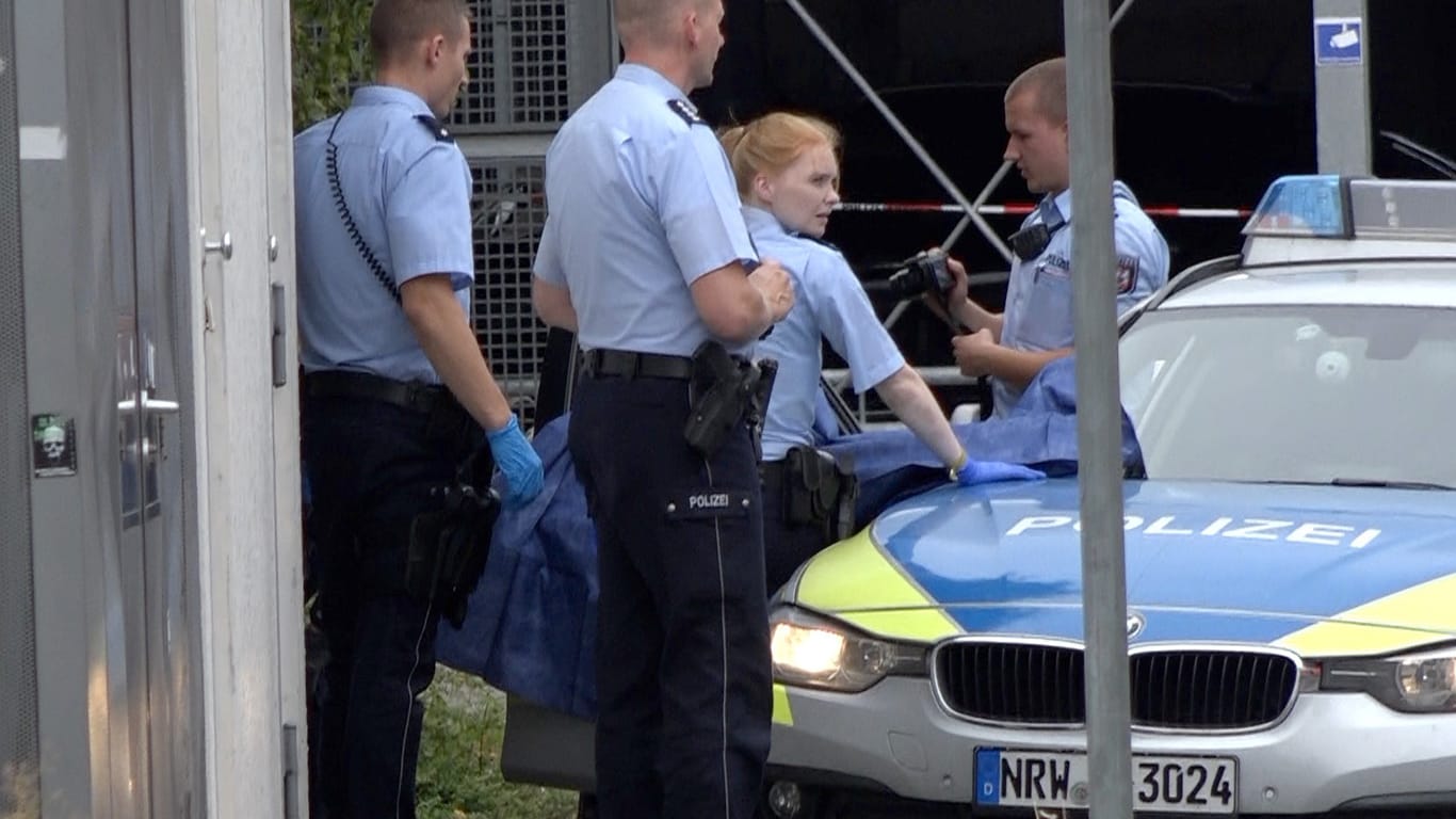 Polizeibeamte am Tatort: Der mutmaßliche Täter ließ sich widerstandslos festnehmen.