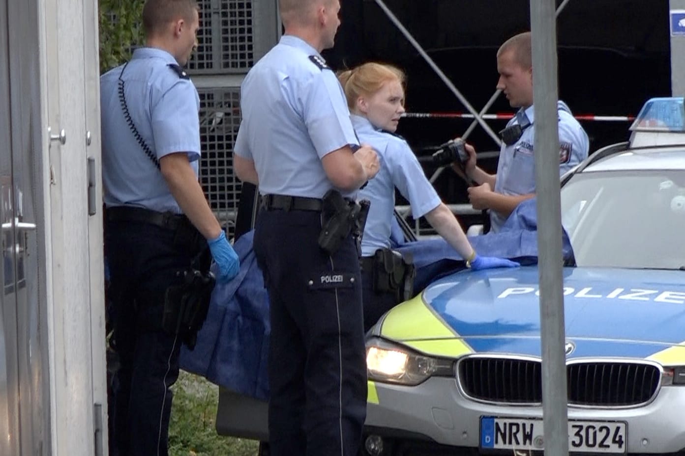 Polizeibeamte am Tatort: Der mutmaßliche Täter ließ sich widerstandslos festnehmen.