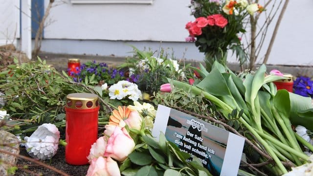 Kerzen und Blumen im März vor dem Haus, in dem das Opfer gefunden wurde.