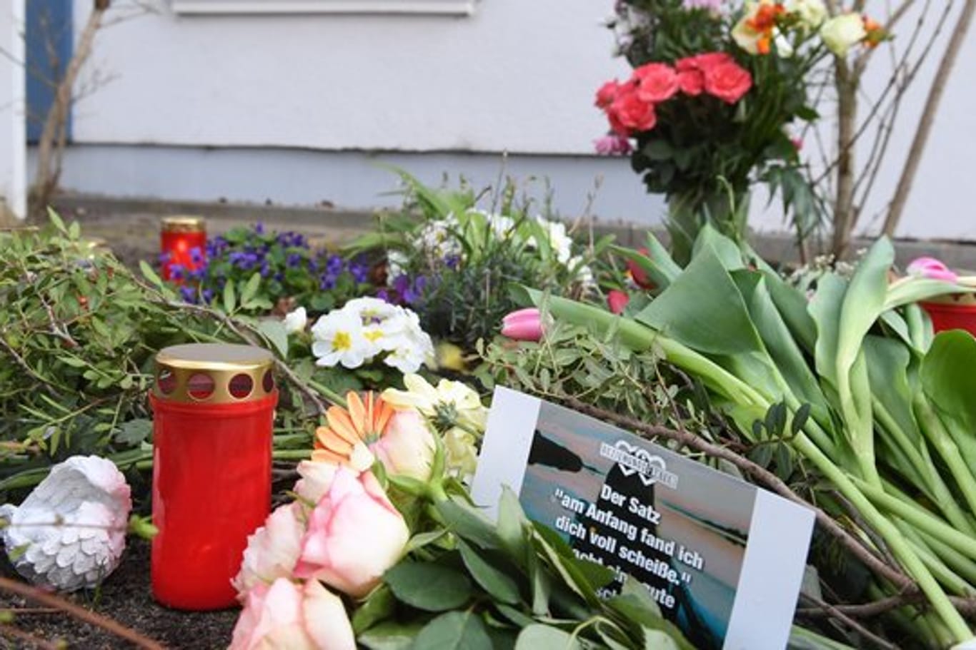 Kerzen und Blumen im März vor dem Haus, in dem das Opfer gefunden wurde.