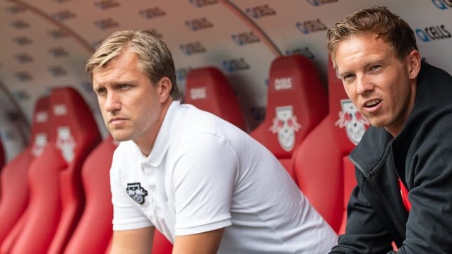 Fühlt sich in Leipzig wohl: RB-Sportdirektor Markus Krösche (l).