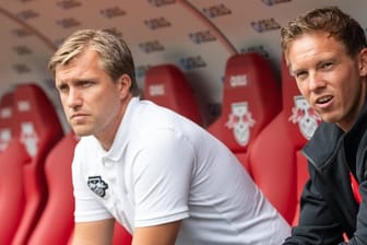 Fühlt sich in Leipzig wohl: RB-Sportdirektor Markus Krösche (l).