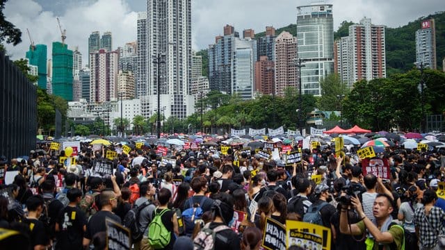 Teilnehmer einer Demonstration kommen zur Protestkundgebung im Victoria Park. Teilnehmer einer Demonstration kommen zur Protestkundgebung im Victoria Park.