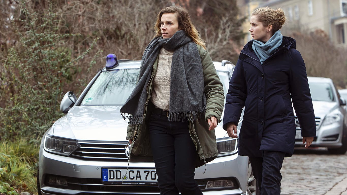 "Tatort: Nemesis": Karin Gorniak (Karin Hanczewski) und Leonie Winkler (Cornelia Gröschel) haben den entscheidenden Beweis gefunden und sind auf dem Weg, um den Täter zu verhaften.