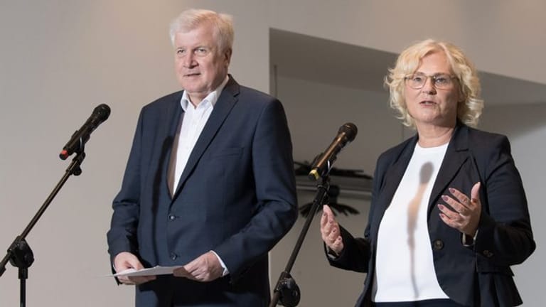 Innenminister Horst Seehofer (CSU) und Justizministerin Christine Lambrecht (SPD) geben nach der Sitzung des Koalitionsausschusses eine Pressekonferenz.