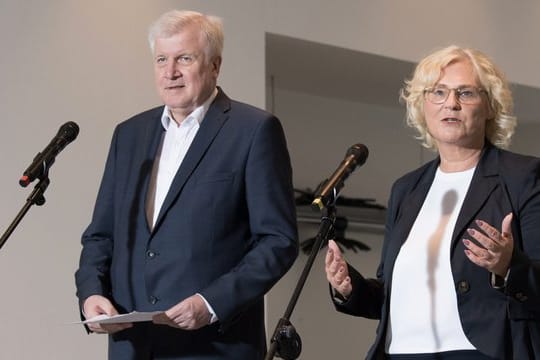 Innenminister Horst Seehofer (CSU) und Justizministerin Christine Lambrecht (SPD) geben nach der Sitzung des Koalitionsausschusses eine Pressekonferenz.