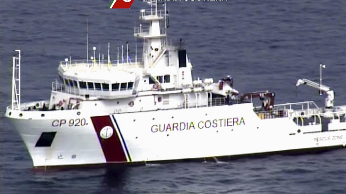 Ein Schiff der italienischen Küstenwache (Archivbild): Vor der Küste Lampedusas haben die Einsatzkräfte 57 Menschen gerettet.