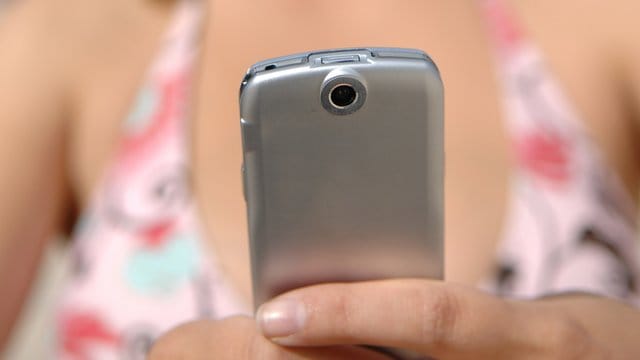 Viele Minderjährige besitzen ein Smartphone. Viele Minderjährige besitzen ein Smartphone.